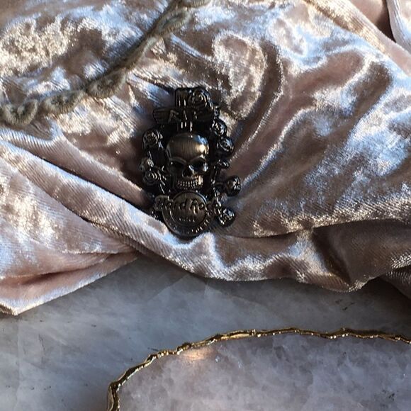 🎃 - Hard Rock San Antonio Chrome Skull Pin! - Picture 4 of 12